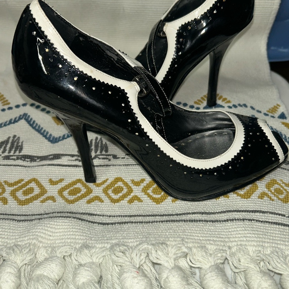 BCBG retro Black and White Heels